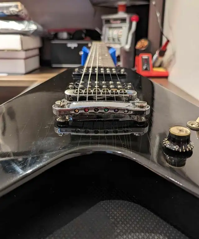 1983 Gibson 80s Flying V in Guitars in Markham / York Region - Image 4