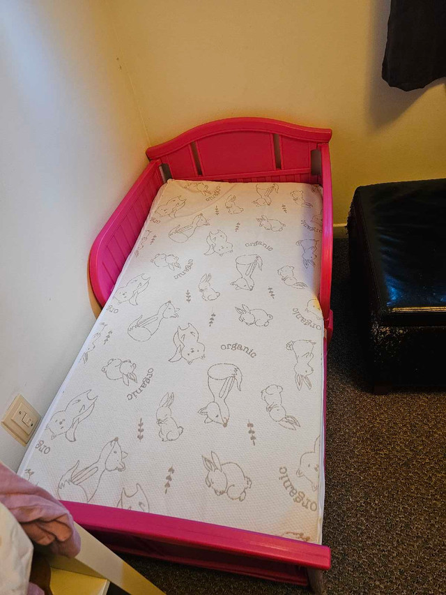 pink toddler bed in Cribs in Gatineau - Image 2