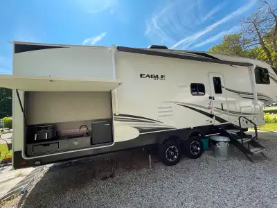 Immaculate 2023 Jayco quality fifth wheel RV, only one owner and only moved once from London to Ippe...