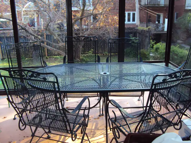 Set de patio en fer forgé  PRIX RÉDUIT in Patio & Garden Furniture in City of Montréal - Image 2