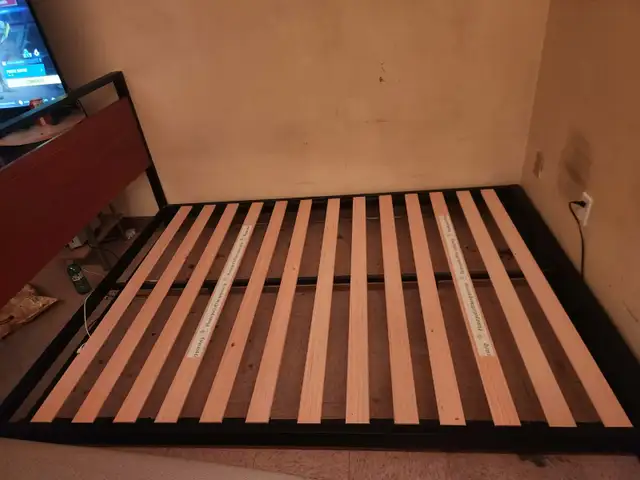 Base de lit queen en metal et tete de lit en genre de bois in Beds & Mattresses in Drummondville - Image 2