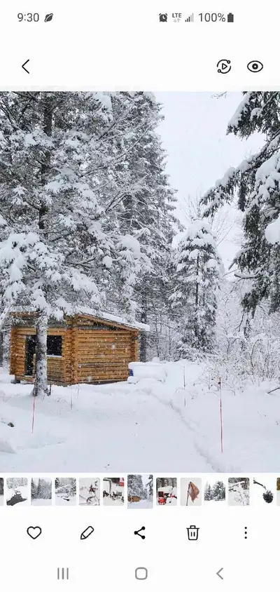 Log cabin in Magnetawan Ontario. Brand new roof put on last summer, porch same size as cabin, bay wi...