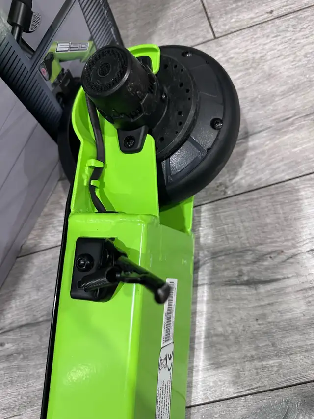 Razor Black Label E90 Electric Scooter- Green used in Skateboard in Oshawa / Durham Region - Image 5