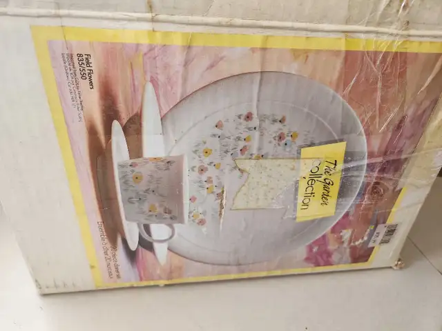 New The Garden Collection Dinnerware in Kitchen & Dining Wares in Ottawa - Image 4