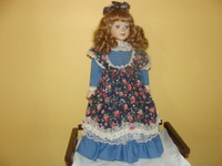 Belle poupée en porcelaine, robe bleue fleurie