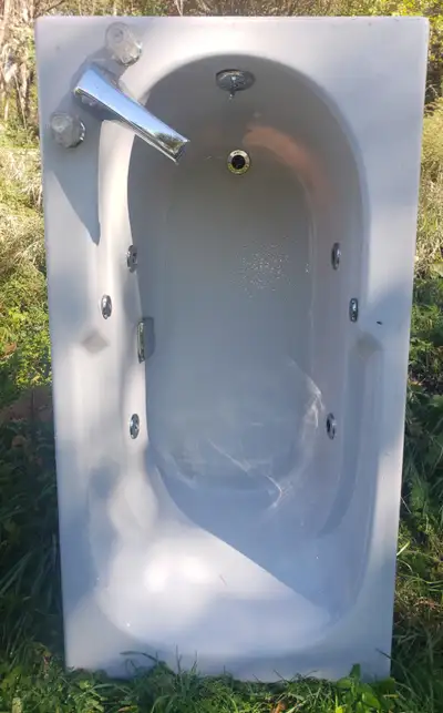 Jacuzzi bathtub. Grey colored fibreglass tub. Works great, new pump 2022. Size 32" wide x 60" long....
