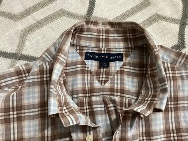 Tommy Hilfiger Button Up Plaid Short Sleeve Shirt - Men’s size L in Men's in Oshawa / Durham Region - Image 4
