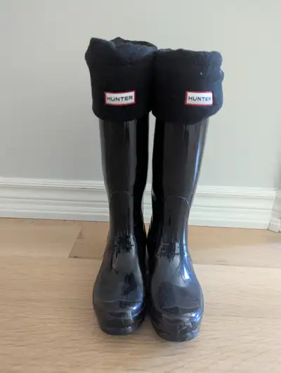 Selling a pair of size 7 women's adjustable Hunter rain boots in black. In good condition and they a...