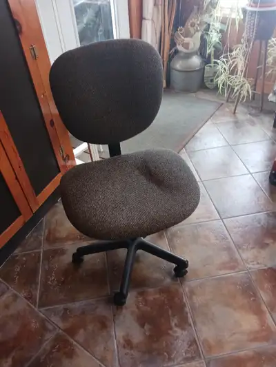 Chaise de bureau ajustable en bonne condition AVoir