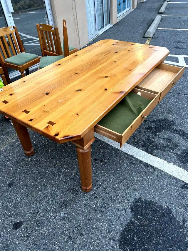 Solid Wood Dining Table with 8 Chairs – Farmhouse in Dining Tables & Sets in Delta/Surrey/Langley - Image 4