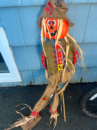 FREE outdoor fall scarecrow decoration