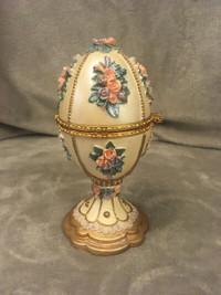 80s 90s HANDPAINTED MUSICAL EGG Floral Design Clean Edging