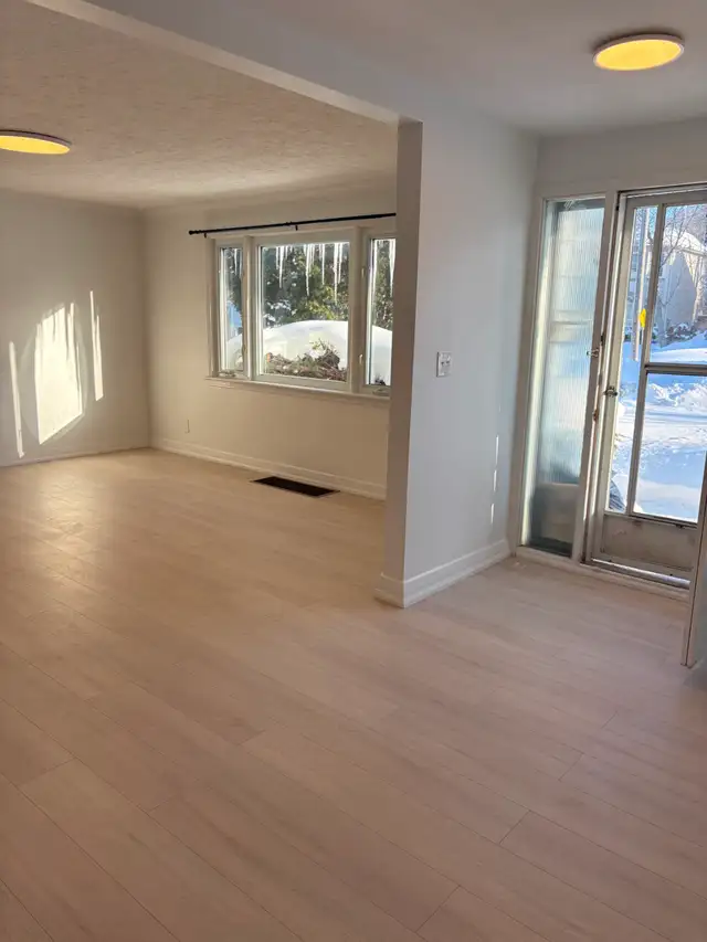 XLARGE 4 Bedroom 1.5 Bath Renovated House at Yonge and Steeles in Long Term Rentals in Markham / York Region - Image 16
