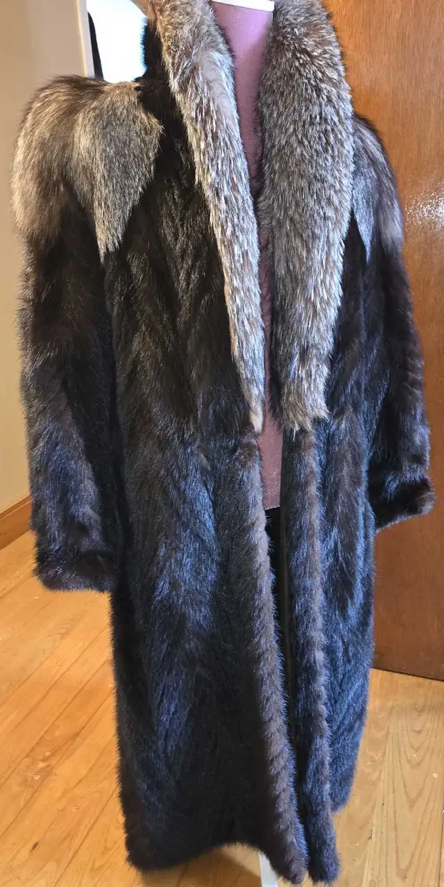 MANTEAU DE VISON RENARD in Women's - Tops & Outerwear in Granby - Image 6