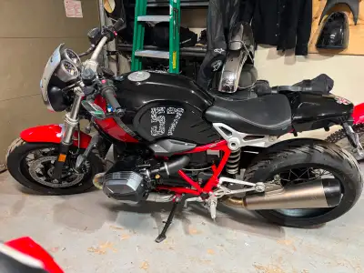 2021 BMW R NINE T MINT ** Seulement 2200 km ** OPTION 719 BLACK STORM METALLIC RACING RED, Utilisée...