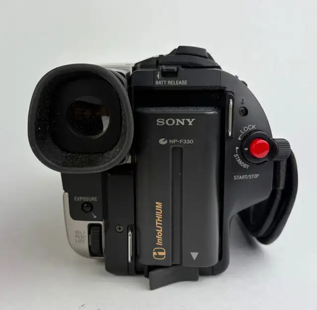 Sony Handycam CCD-TR940 in Cameras & Camcorders in Winnipeg - Image 6