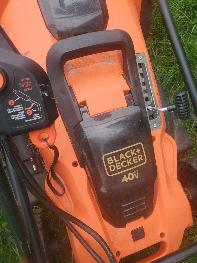 Black and Decker Lawn Mower (BATTERY NOT INCLUDE) in Lawnmowers & Leaf Blowers in Oakville / Halton Region - Image 2