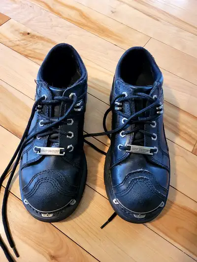 Pour hommes. Bottes Harley pour moto (style soulier). Grandeur 9. Très peu servi, comme neuf. $90. V...