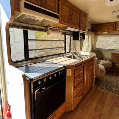 Very clean 27 ‘1990 Alpenlite 5th wheel. High end in her day. Nicely laid out, full size shower, ple...