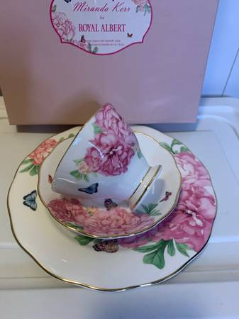Royal Albert Miranda Kerr 3 Piece Friendship Tea Cup Plate Set in Kitchen & Dining Wares in Burnaby/New Westminster - Image 4