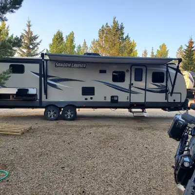 2017 Shadow Cruiser, 33.1 ' BHS Travel Trailer 1/2 ton haulable 6800 lbs. Bunkhouse sleeps 10, rear...