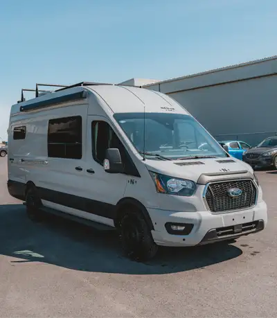 Nomad Van 2025 – 4 couchages – 9 500 km – Disponible maintenant Van haut de gamme, pratiquement neuf...