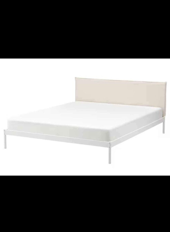 Queen Bed frame + mattress dans Lits et matelas  à Ville de Montréal