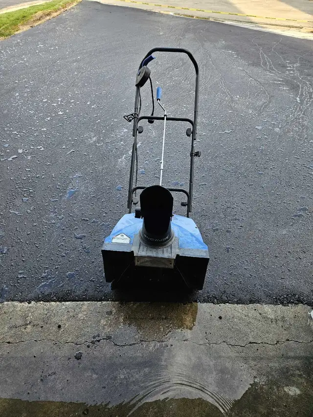 electric snow blower  in Snowblowers in Oshawa / Durham Region - Image 2