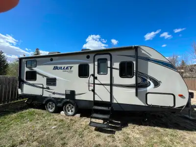 For sale 2017 Keystone bullet 243 BHS, family trailer sleeps 8, 2 Double bunks at rear, bath with to...
