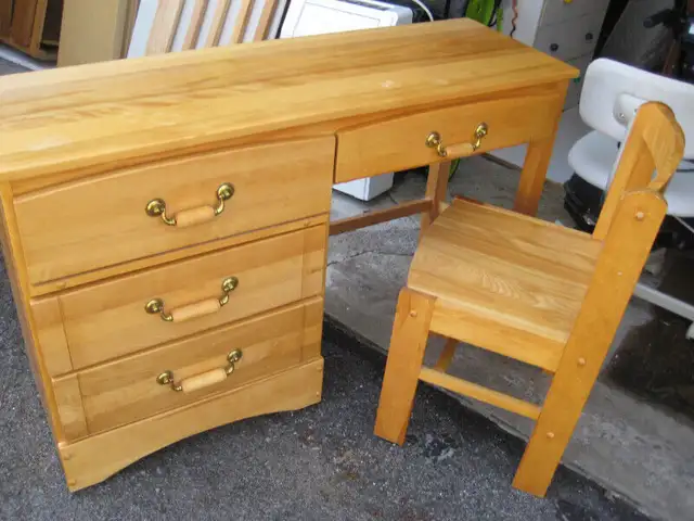 FS: A classic set of solid maple desk, white, pink game chair in Desks in Ottawa - Image 2