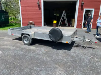 Cette remorque utilitaire en aluminium de haute qualité est en bon état et prête à répondre à vos be...