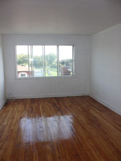 Lager 4 1/2 hardwood floors apartment on the 3th floor of 8 plex Apartment in nice neighbourhood. Si...
