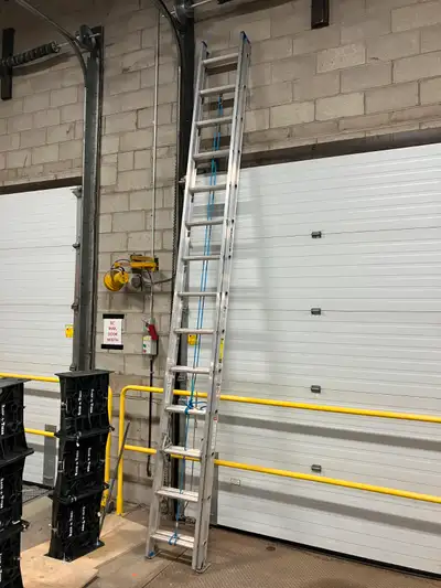 28' Extension Ladder "Werner" Aluminim extension ladder Grade 1 - 250 lbs capacity New condition - U...