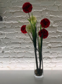 Belles fleurs artificielles et vase et roches compris