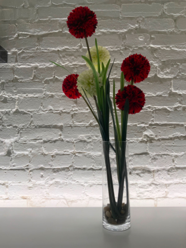 Belles fleurs artificielles et vase et roches compris dans Décoration intérieure et accessoires  à Ville de Montréal