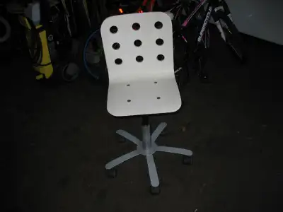 Chaise ajustable Ikea de 14 à 20 pouces base en métal, très résistante et en excellente condition. P...