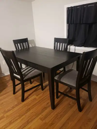 Nice kitchen table set, complete with 4 padded chairs, and a matching padded side bench with storage...