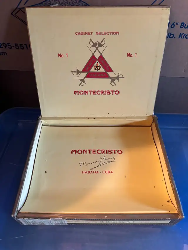 Montecristo & Sweet Caporal Box/Tin in Arts & Collectibles in City of Montréal - Image 4