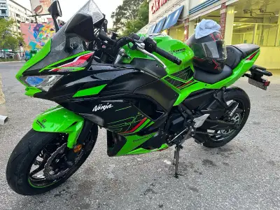 2023 Kawasaki Ninja 650 is ABS and KRT edition 938km. Extremely low mileage. No drops.