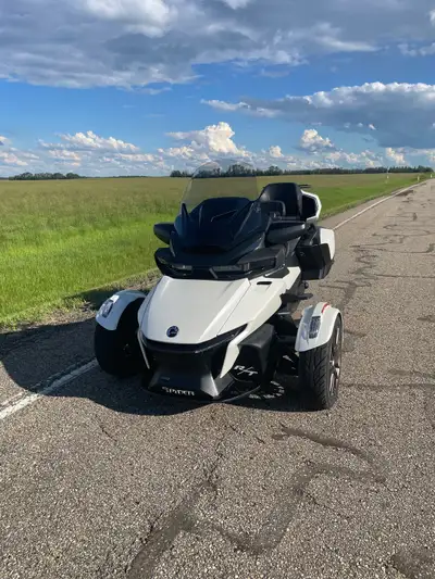 Features: * SE6 semi-automatic transmission * 1330 ACE 3-cylinder engine * Heated rider and passenge...
