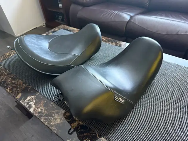2 Harley Davidson Dyna 2006 up solo seats package deal $150 obo  in Motorcycle Parts & Accessories in Edmonton - Image 3