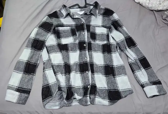 Time and Tru Women's Black & White Plaid Button-Up Shirt Jacket in Women's - Tops & Outerwear in City of Halifax - Image 2