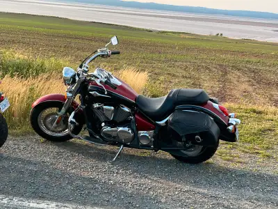 Get ready to ride with this used 2008 Kawasaki Vulcan 900cc, a stylish cruiser perfect for both city...
