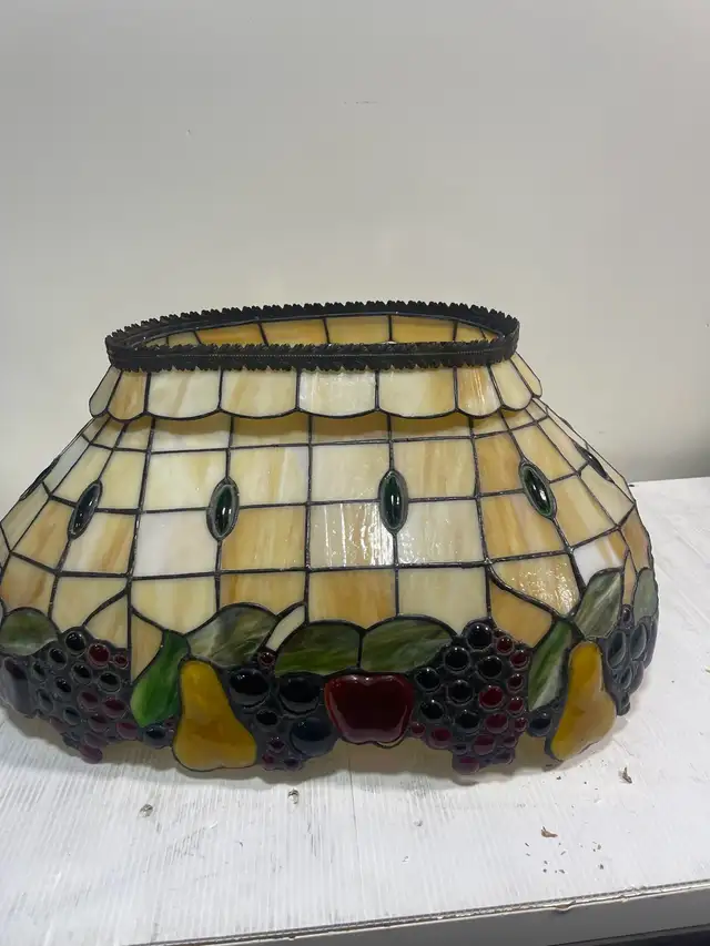 Stained Glass Lamp Shade in Indoor Lighting & Fans in City of Montréal - Image 2