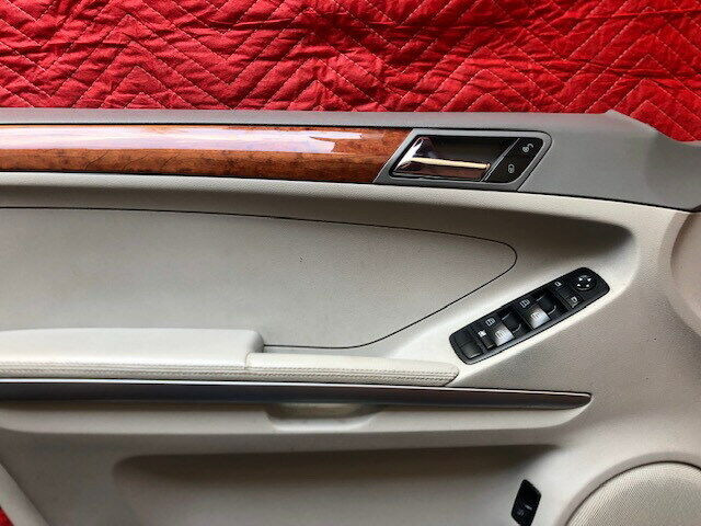 06-11 W164 MERCEDES ML FRONT & REAR DOOR PANEL TRIM CARPET in Auto Body Parts in Saskatoon - Image 3