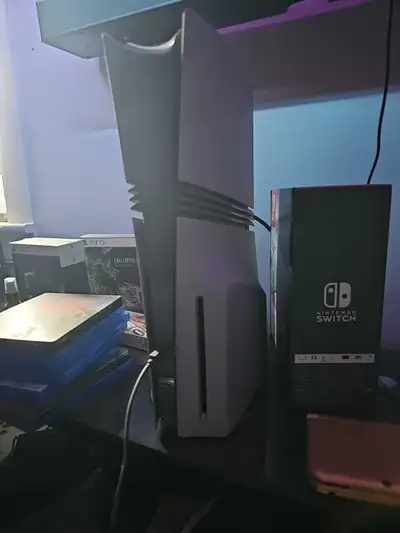 All controllers (Dualsense Edge and standard) and accesories are with it. And the box. FIRM on the p...