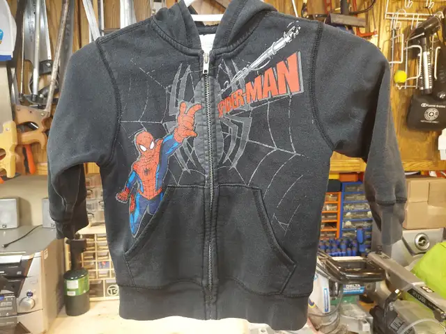 Spiderman zip up hoodieVG shapeKids Size 2-3$8 in Clothing - 3T in Calgary - Image 2