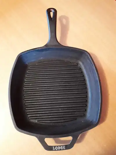 10 in x 10 in made in USA Cast iron grill with handle. Selling in other ads for $115.