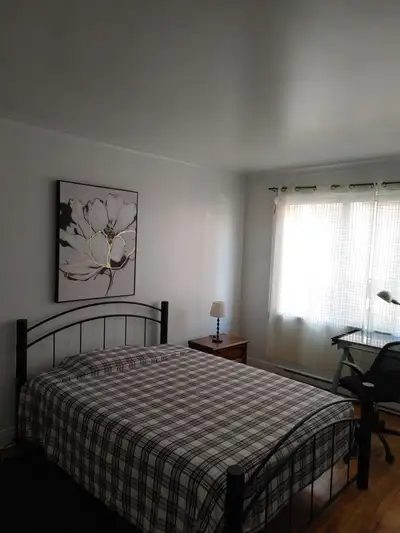 Room for rent 3 minutes walk from the Orange line