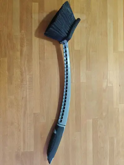 Stable and Non-Slip Handle: Featuring a non-slip handle, this car wash brush ensures a secure grip e...